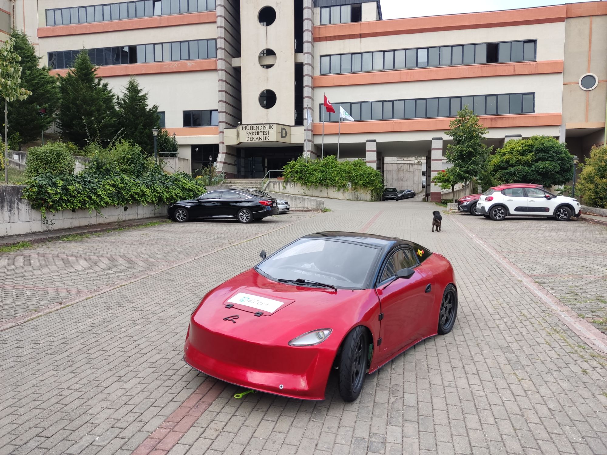 Kırmızı ThunderVOLT aracı, Kocaeli Üniversitesi Mühendislik Fakültesi önünde
